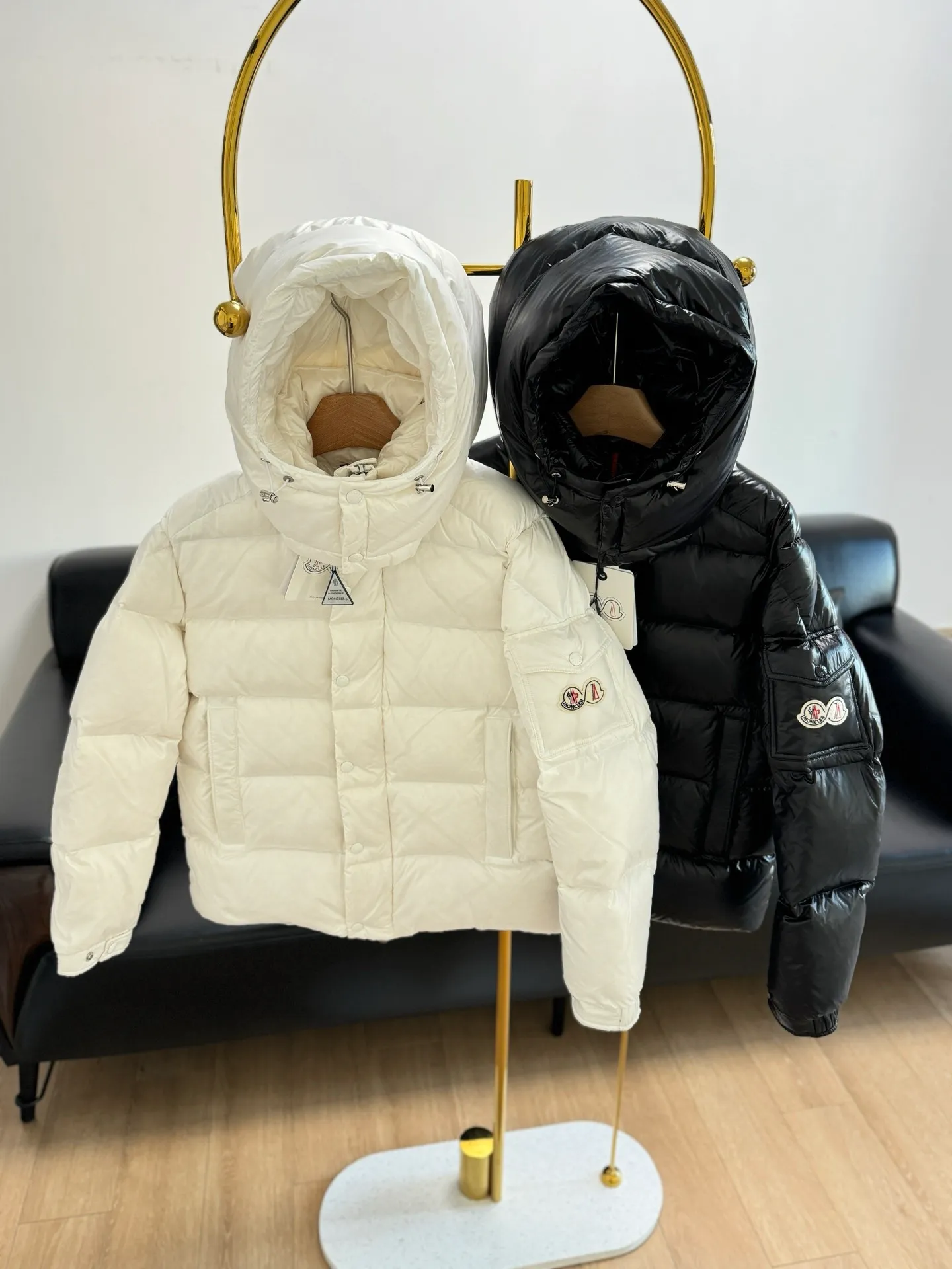P390 Moncler/ 2026 70 、 。 DNA ， ， 。 Classic ， 、 。 Classic 70 。 Quality， 90 ，Premium Quality ， ，Black ！ Sizes M-3XL